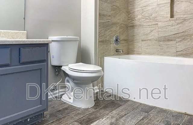 Room in 3 Bedroom Home at High Park Ln Gallery 4