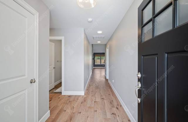 3BR - 2BA Modern Living in a Quiet Cul-de-Sac Gallery 4