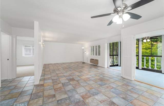 2404 Via Mariposa W Gallery 3