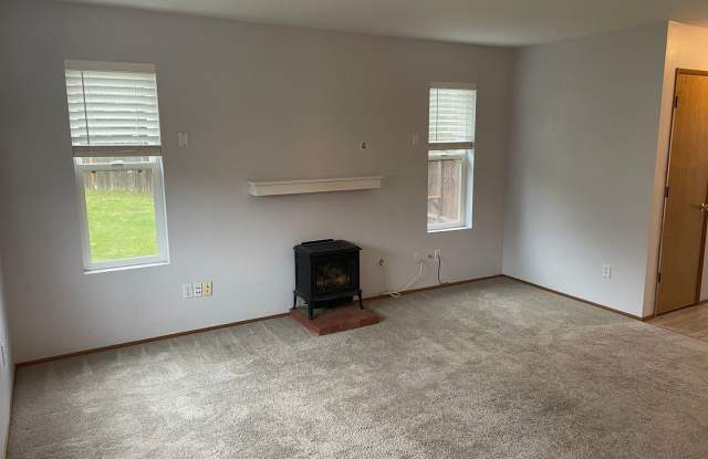 Lovely 3 Bedroom Coupeville Home! Huge Back Yard photos photos