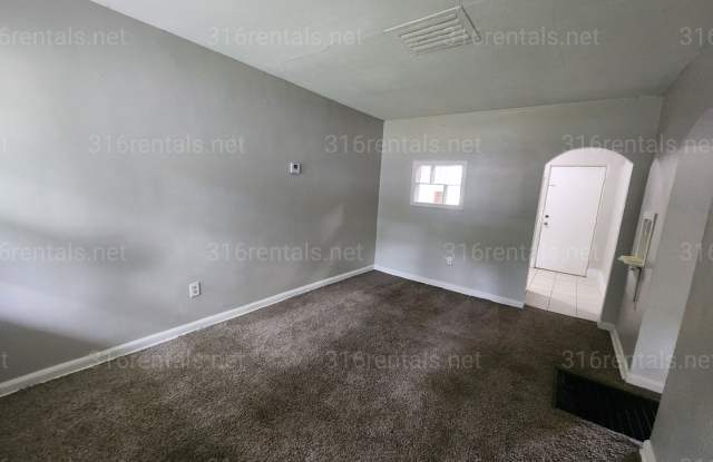 $895- 2 bedroom / 1 bathroom - Duplex Gallery 2