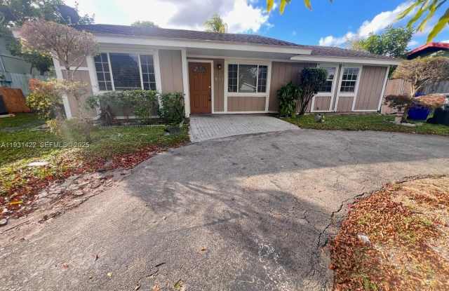 803 SW 79th Ave - 803 Southwest 79th Avenue, North Lauderdale, FL 33068