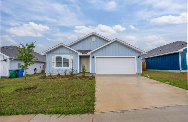 215 Laurel Hill Street - 215 Laurel Hill Street, Crestview, FL 32539