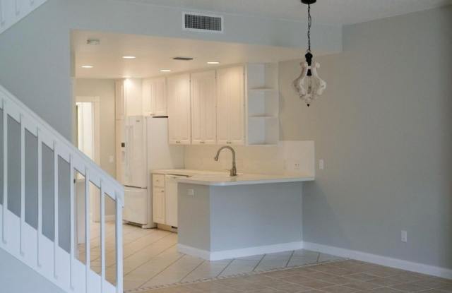 5657 Cove Cir Gallery 2