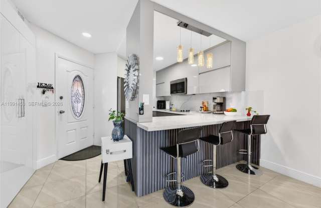 1750 W 46th St photos photos