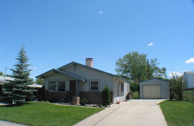 3 BEDROOM | 1 BATH | SOUTH | DETACHED GARAGE photos photos