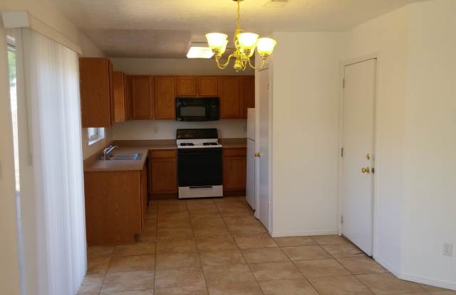 Great 3BR/2.5 Bath 1350 sqft Home in NE heights Gallery 4