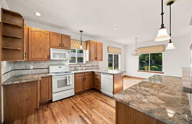 Spacious Golden Ranch Home with Large Garage & Basement Gallery 4