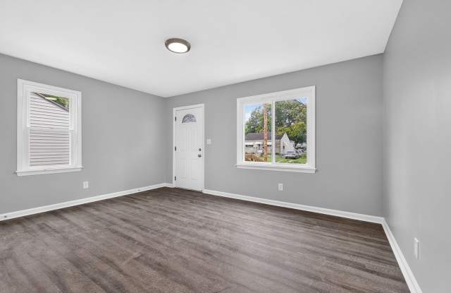 Charming 2-Bedroom Home with Updated Kitchen & Spacious Backyard! Gallery 3