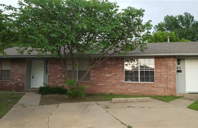 831 Russell Circle - 831 Russell Cir, Norman, OK 73071