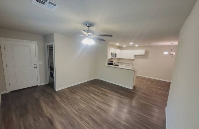 3 bed, 2 bath, 2 car garage - Wagoner Gallery 3