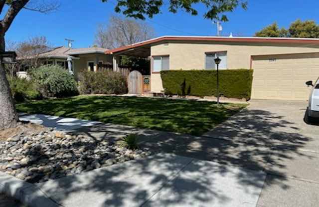 Lovely 3 Bedroom with spacious yard. Great location! photos photos