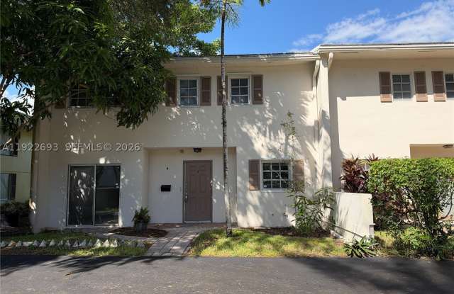 3141 N Palm Aire Dr Gallery 1