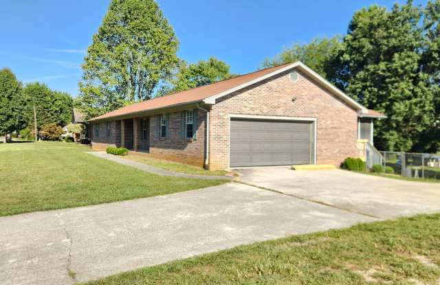 Maryville 37803 - 3 bedroom, 2 bath rancher with full unfinished basement - Contact Steve Davis (865) 681-1000 Gallery 3