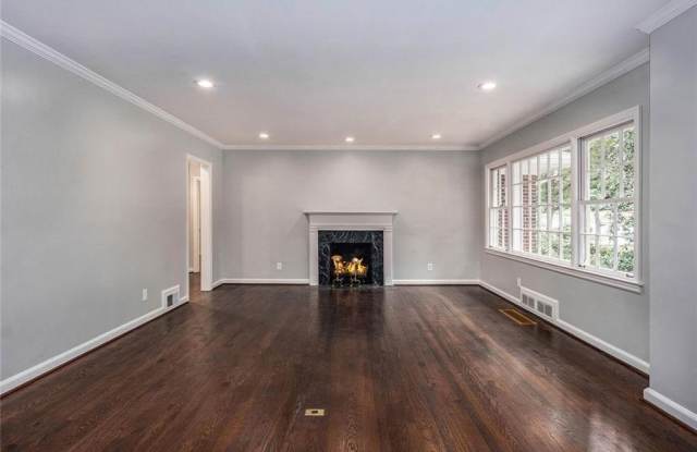 388 Lakemoore Drive NE Gallery 3