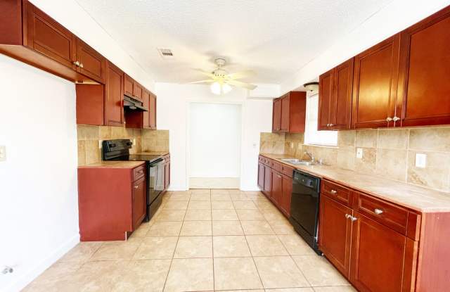 Spacious 4 Bedroom Home with Bonus Room in O'Neal Place Gallery 4