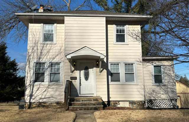 Spacious Renovated Home! Den Space  Bonus Recreation Room in Basement! Central Air! W/D! 2 Car Garage! Available Now! photos photos