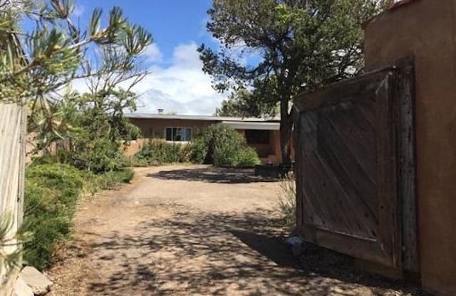 645 Barcelona - 645 E Barcelona Rd, Santa Fe, NM 87505