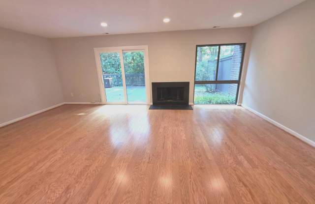 2001 WETHERSFIELD Court Gallery 4