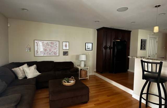 No Brokers Fee! 3 Bed 2.5 Bath Single-Family Home with 4 Parking Spaces photos photos