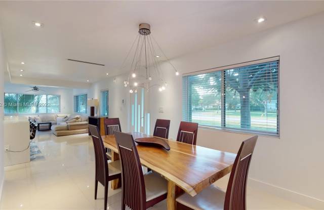 4927 Riviera Dr Gallery 4