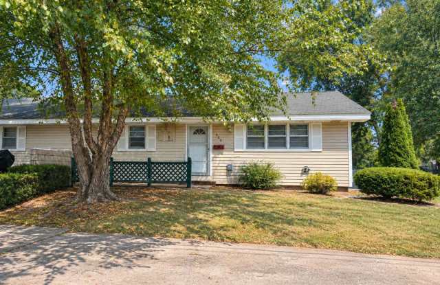 Cute & Clean Duplex Available Now! Gallery 1