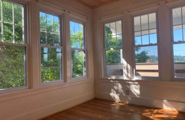 4 Bedroom/ 1 Bathroom House - Great View (Downtown) - Available 06/02/2027 Gallery 3