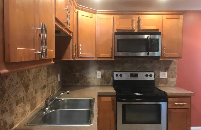3 Bedroom 1 bath home for lease in Maple Heights - 19017 Nitra Avenue, Maple Heights, OH 44137