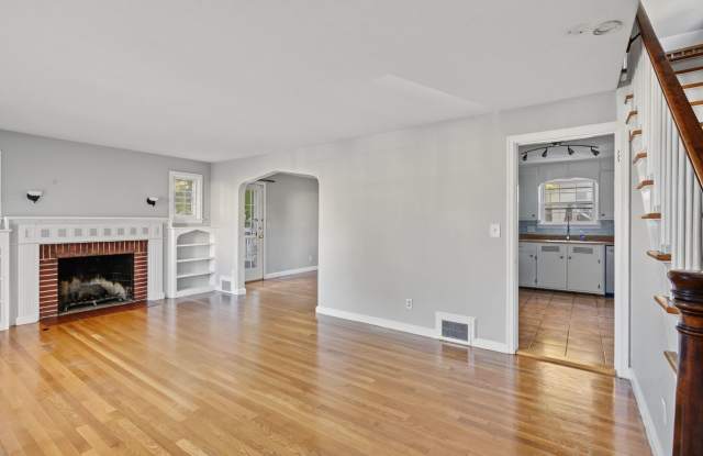 Charming Updated 3 Bed, 1.5 Bath House for Rent in Holyoke! Gallery 3