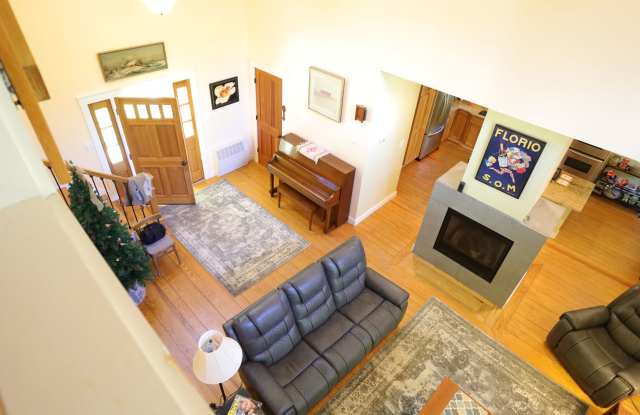 Beautiful Single Family Home in Thornton - Privacy, Comfort, Convenience - $3400/mo Available Nov 1! Gallery 1