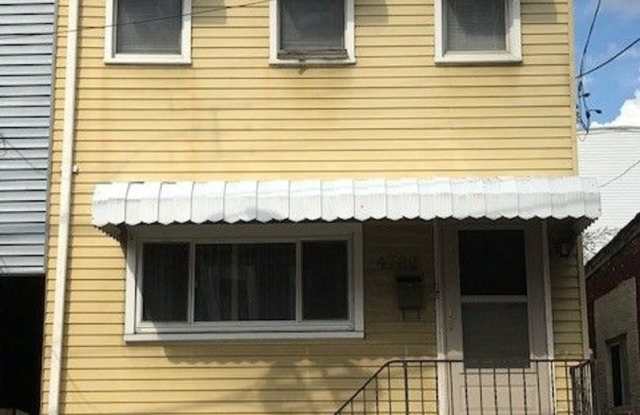 SPACIOUS 2 or 3 BEDROOM HOME IN THE HEART OF BLOOMFIELD! photos photos