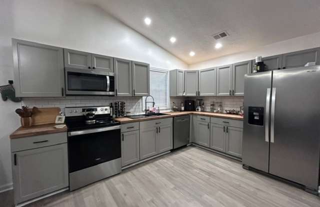 Fully Furnished - Move in Ready - Less than 12 month lease in Aragona Village Gallery 4