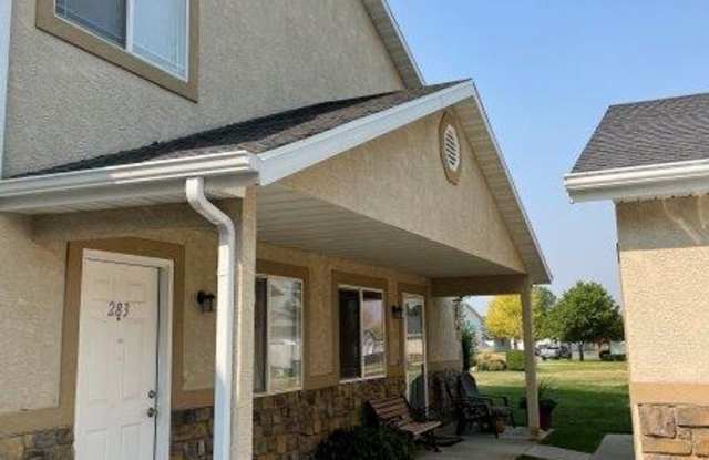Spring Has Sprung – Discover Your New Home This April! 3 Bed 2.5 Bath Townhome for Rent in North Ogden - 235 East 2350 North, North Ogden, UT 84414