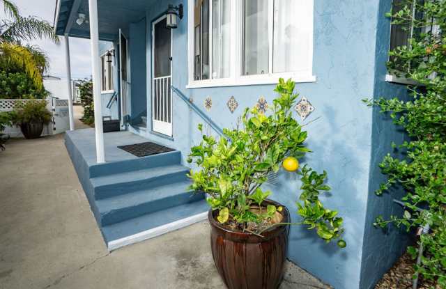 Great two bedroom, one bath beach bungalow just one block to the beach! - 855 Emerald Street, San Diego, CA 92109