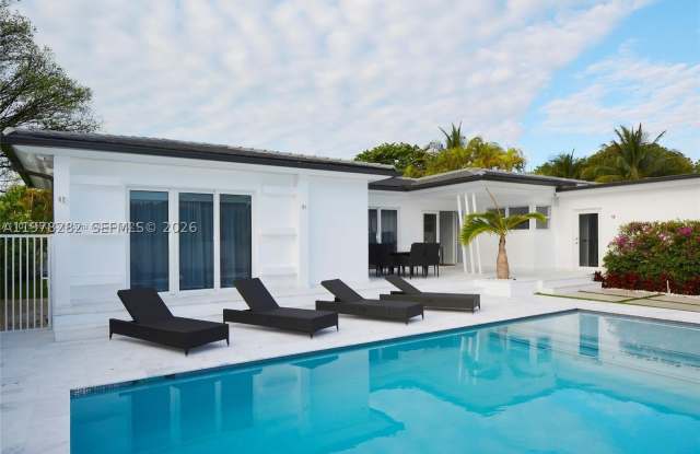 880 N Venetian Dr Gallery 2