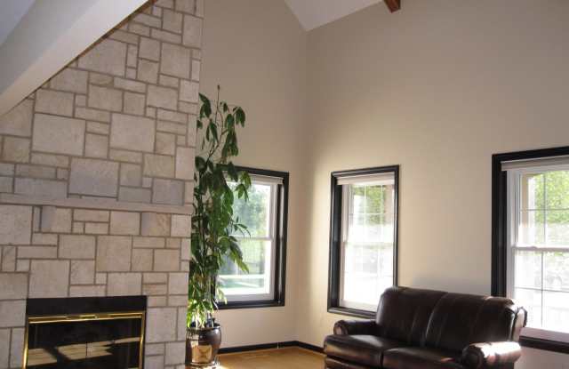 4975 Westwind Drive Gallery 2