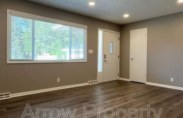 800 South 38th Street Court-2 - 800 South 38th Street Court, Lincoln, NE 68510