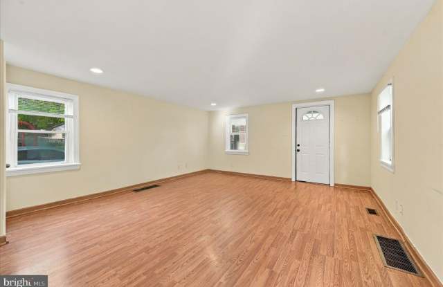 225 BROOK Street Gallery 4