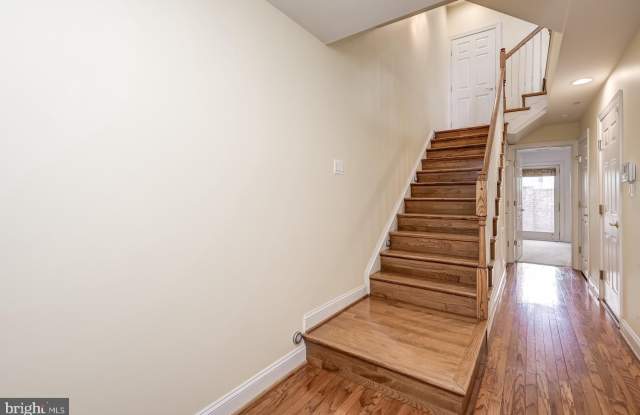 1236 HARBOR ISLAND Walk Gallery 4