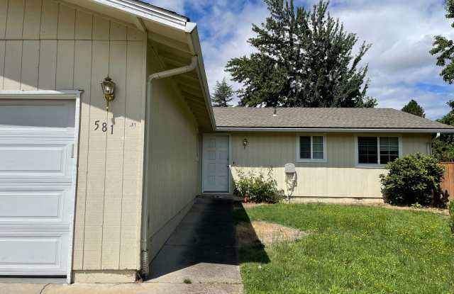 Very Nice 3 Bedroom 2 bath Home-Fully fenced Back Yard-East Medford photos photos