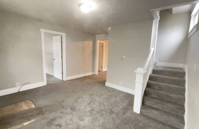 5 Bedroom 2 Bathroom Home! Large Front Porch! Nice backyard! Gallery 4