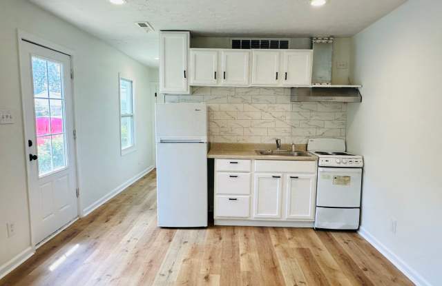Convenient 2 BR / 1 BA Duplex Unit with Shared Front Porch Gallery 2