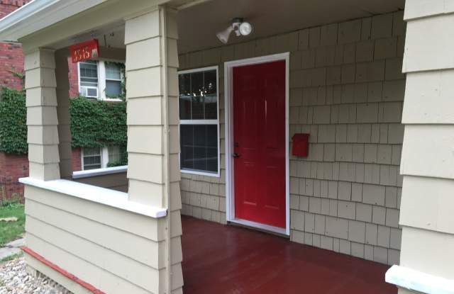 Available Now (does not qualify for section 8).  Great House, Midtown near UNMC, Creighton, and the interstate.  Walking distance to The Mill, Aldermans, and all Leavenworth Establishments. Gallery 4