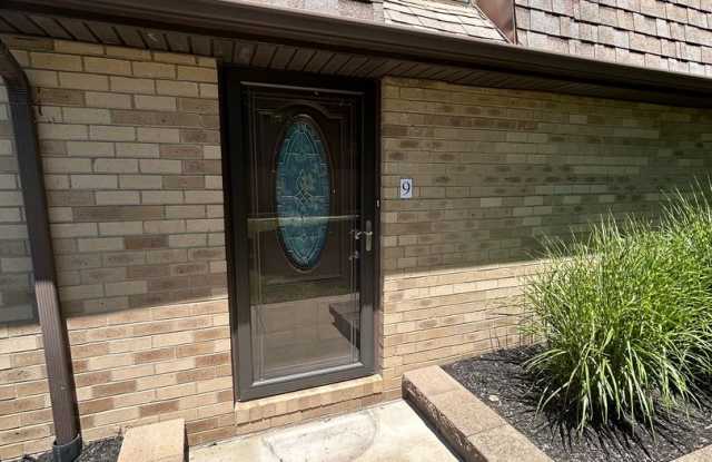 Modern 1 Bedroom Townhome in Prime Moon Township Location! Gallery 1