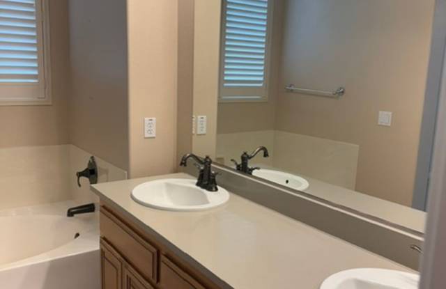 Super clean home in Westshore Lakeside Community! Gallery 4