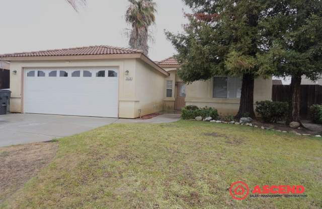 North Bakersfield 3 Bed + Den | Spacious Yard photos photos
