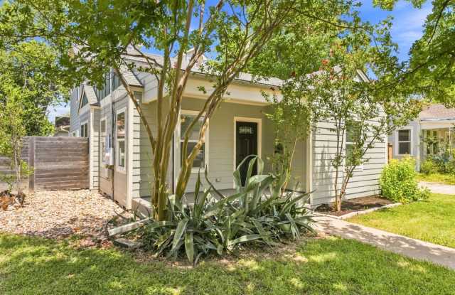 UT PRE-LEASE: 2013 Completely Remodeled 6 bed / 3 bath North Campus Home Gallery 4