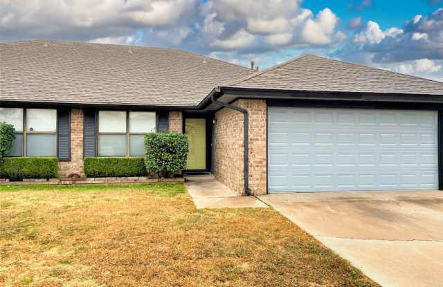 Fabulous 3 Bed/2 Bath Duplex with Open Floor Plan!! photos photos