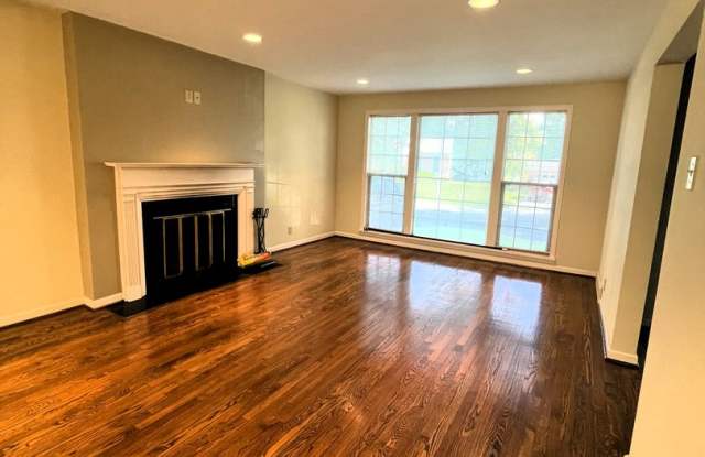 $2175 - SINGLE FAMILY HOME AVAILABLE NOW - 3B/1.5B Gallery 4