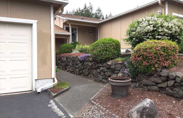 University Place Gem! 2 bedroom with Fireplace! - 7117 40th Street West, University Place, WA 98466